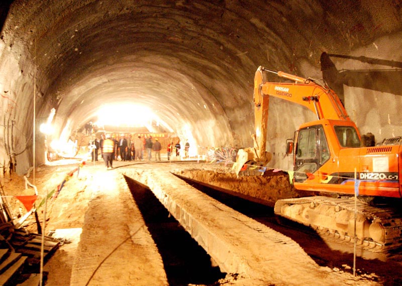 Concrete accelerator and silica fume used in tunnels project